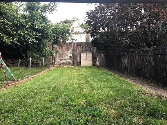 Large Backyard Greenspace!