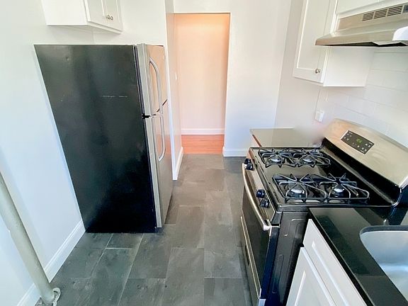 4th image of 1 Parade Pl APT 28