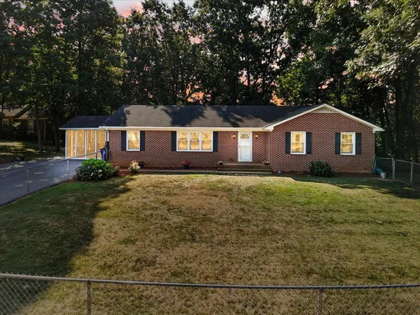 50 Mountaintop Dr SE, Christiansburg, VA 24073