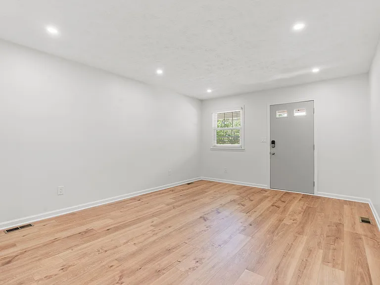 599 Buckingham Ln — Photo 7