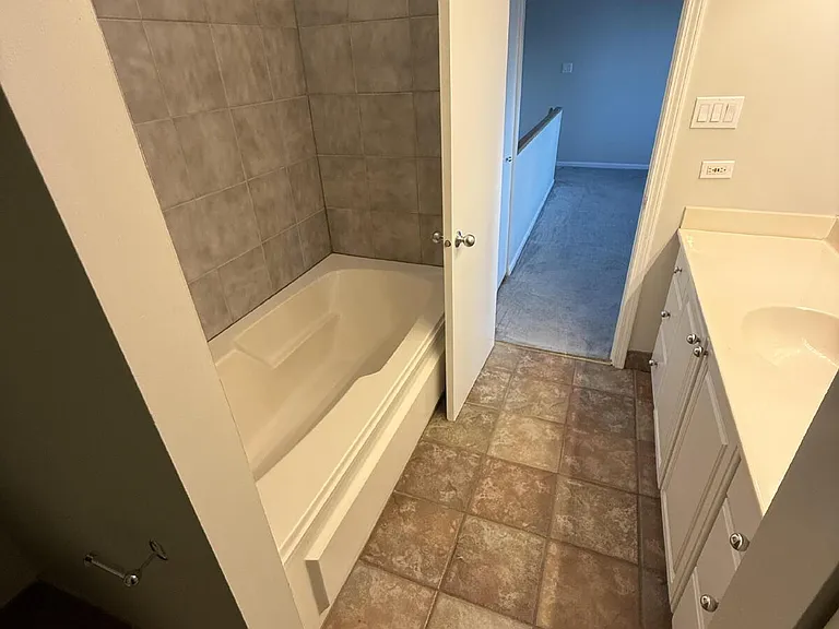 1777 W Altgeld St #F — Photo 4