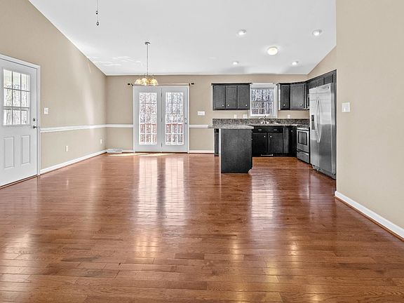 5th image of 214 Woodlawn Hts