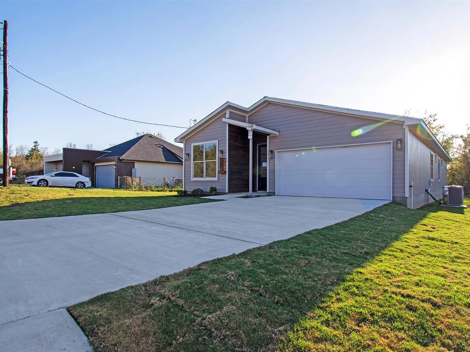 4 bed, 2.0 bath, 1945 sqft, $2,200 — Photo 4