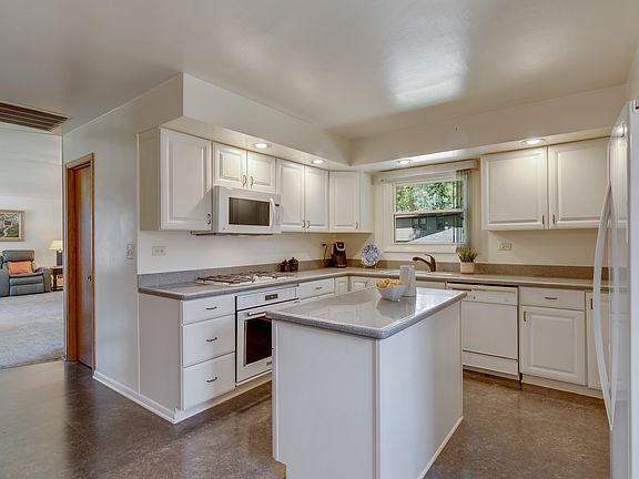 4th image of 3 W Beechwood Ct