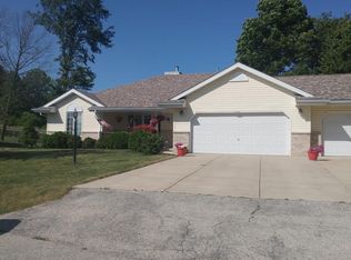 9356 S Regency Dr, Oak Creek, WI 53154