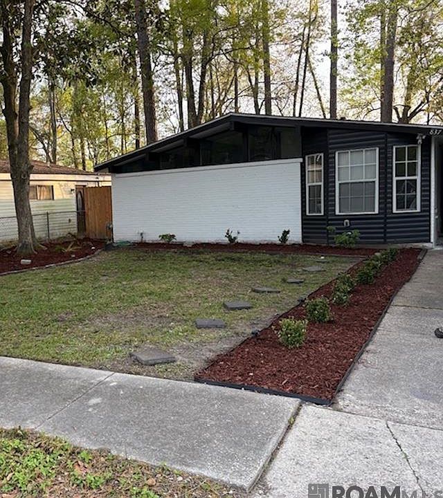 1st image of 837 Pine Tree St