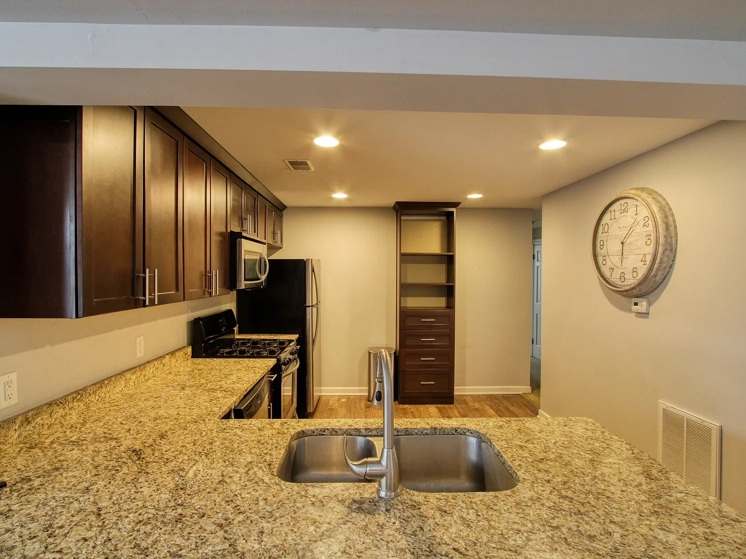 2 bed, 1.5 bath, 1350 sqft, $1,950 — Photo 2