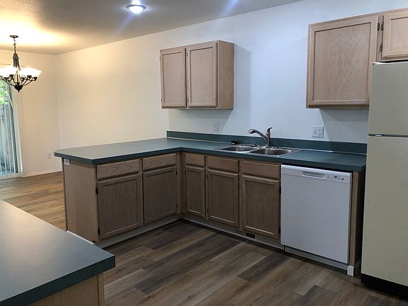 5th image of 212 NW Clay Ct