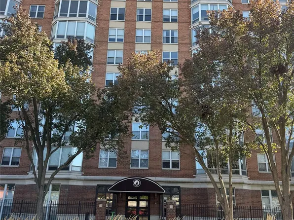 250 E Harbortown Dr Unit 905, Detroit, MI 48207