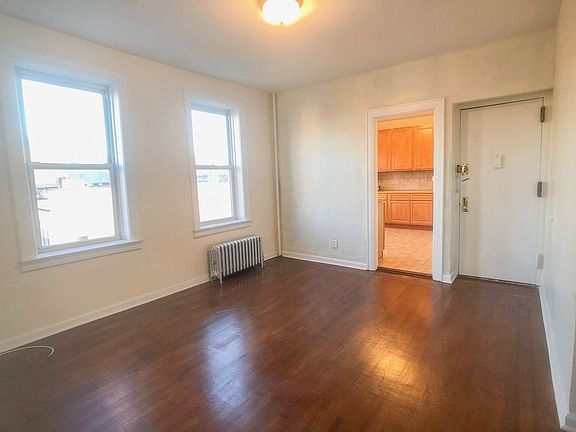4th image of 2392 37th St #2B
