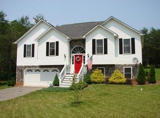 103 Meadow Point Dr, Moneta, VA 24121