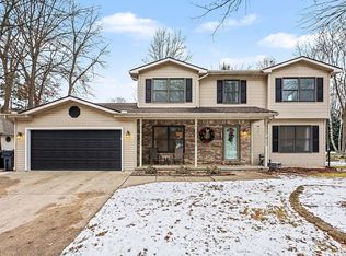 1015 Whispering Oak Dr, Midland, MI 48642