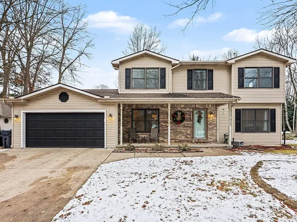 1015 Whispering Oak Dr, Midland, MI 48642