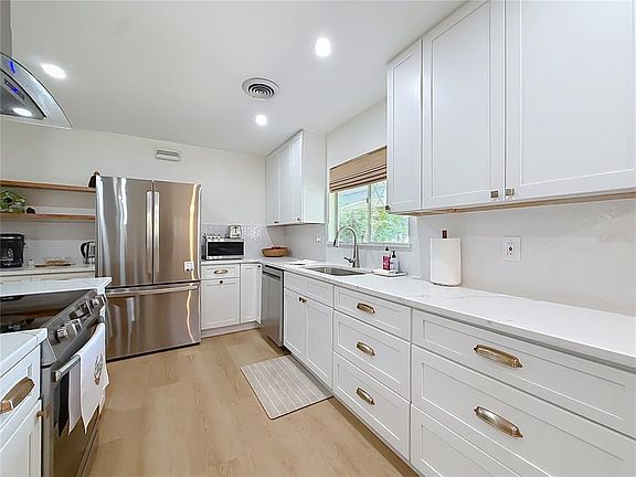 4th image of 848 SE 23rd St