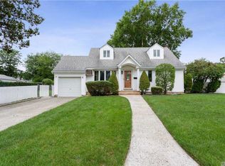 514 Morris Dr, Valley Stream, NY 11580