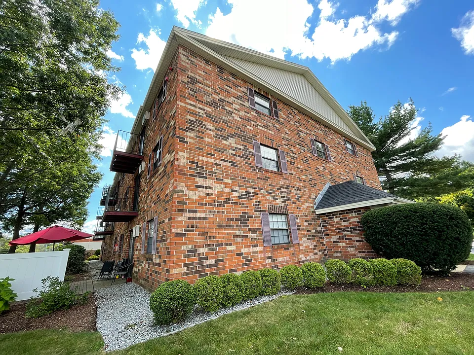11 Railroad Ave, Derry exterior