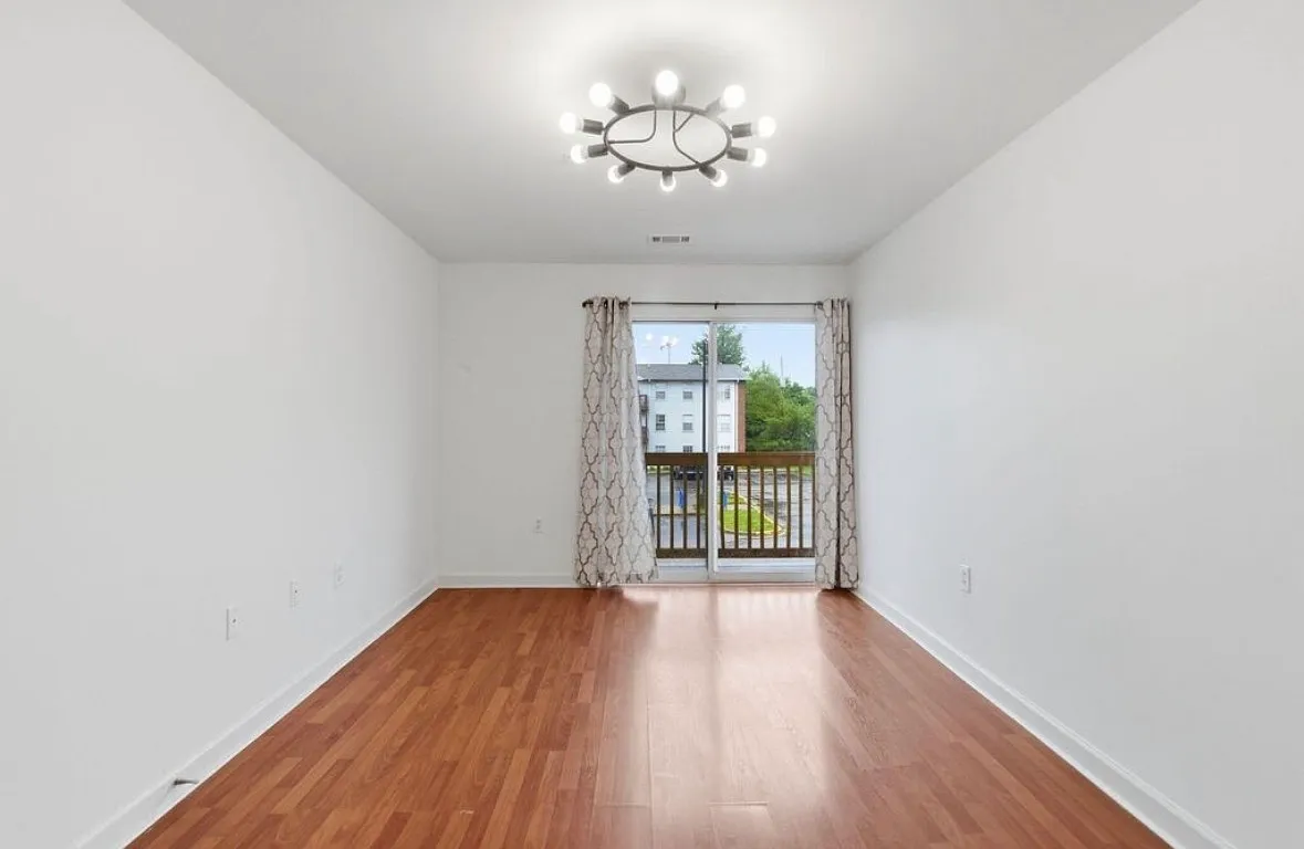 3 bed, 1025 sqft, $1,600 — Photo 3