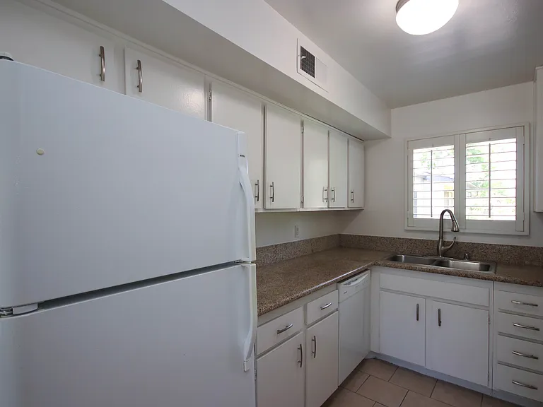 542 N Orange Grove Blvd — Photo 6