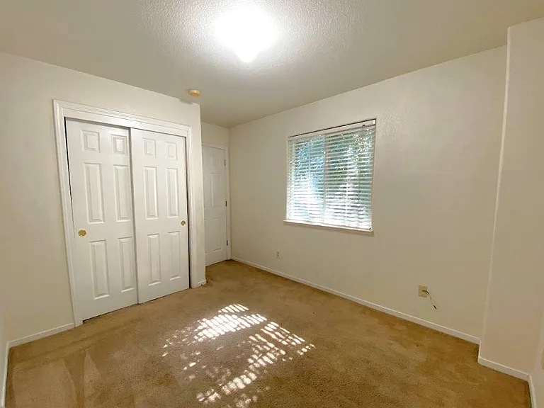 3125 Campus Dr — Photo 16
