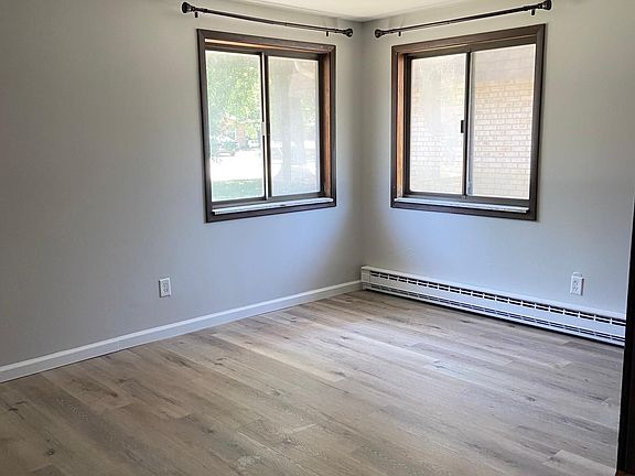 4th image of 563 Coyne St