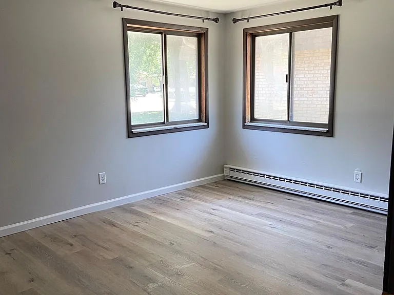 563 Coyne St — Photo 4