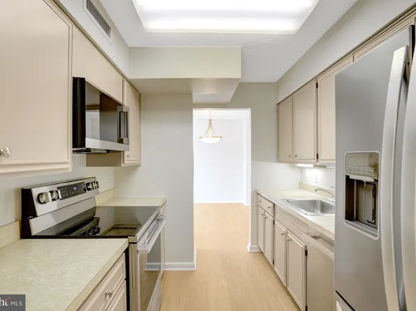 3800 Fairfax Dr APT 807, Arlington, VA 22203
