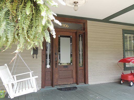 3rd image of 906 Luttrell St