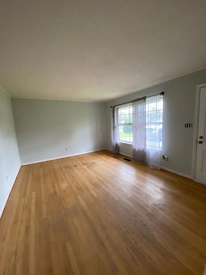 *Move In Special* 1/2 Off First Months Rent* 3 Bedroom 1.5 Bath House — Photo 2