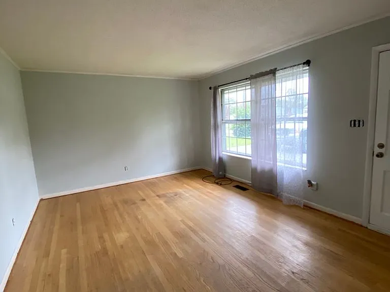 2930 Georgetown Dr NW — Photo 2