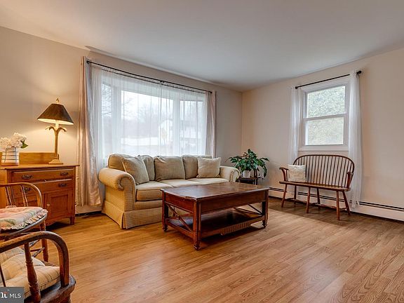 4th image of 906 Berks St