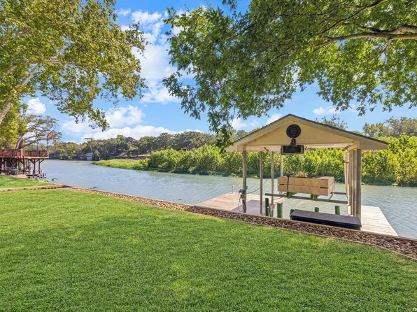 350 MEADOW LAKE DR, Seguin, TX 78155