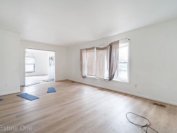 3rd image of 18410 Inkster Rd