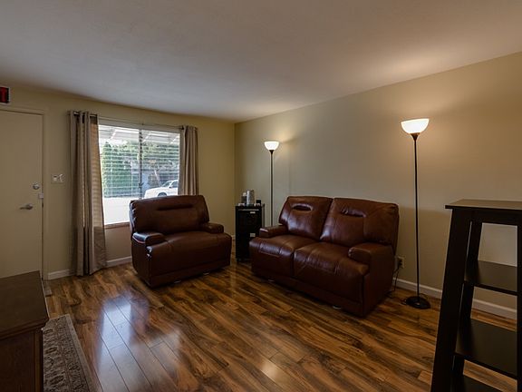 3rd image of 1566/1568 York Way
