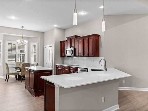 3rd image of 194 Cypress Creek Dr.