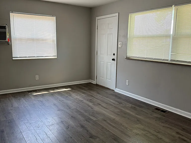 1712 Hillwood Dr — Photo 9