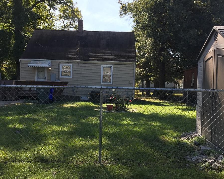 2nd image of 924 W 31st St
