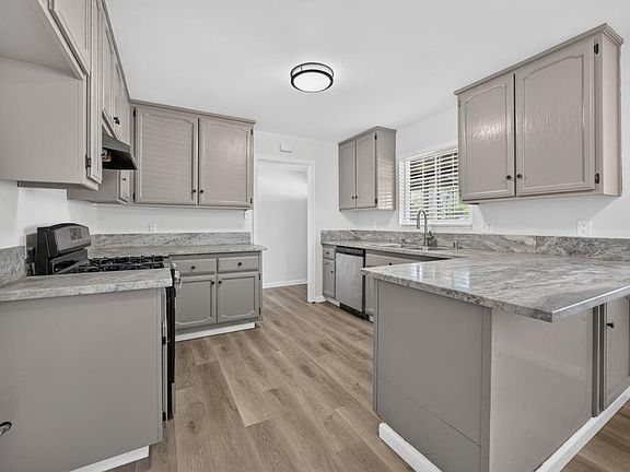 3rd image of 4514 Freeway Cir