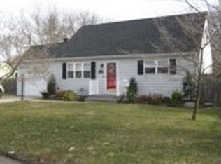 570 S 9th St, Lindenhurst, NY 11757