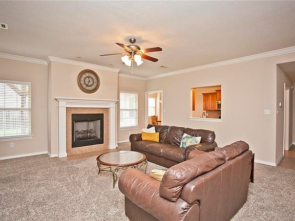 5th image of 203 W Windsor Dr
