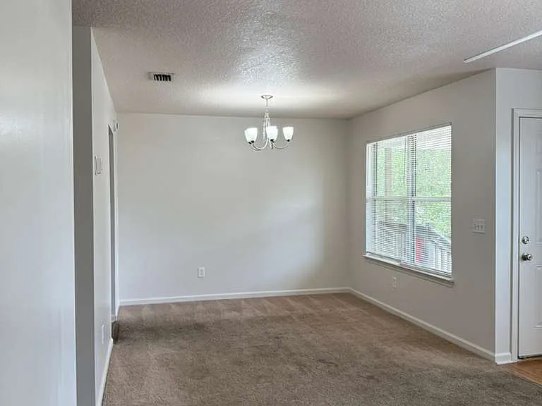 702 Meadowbrook Dr — Photo 3