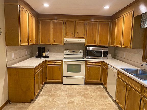 3rd image of 3643 Meadowwood Dr