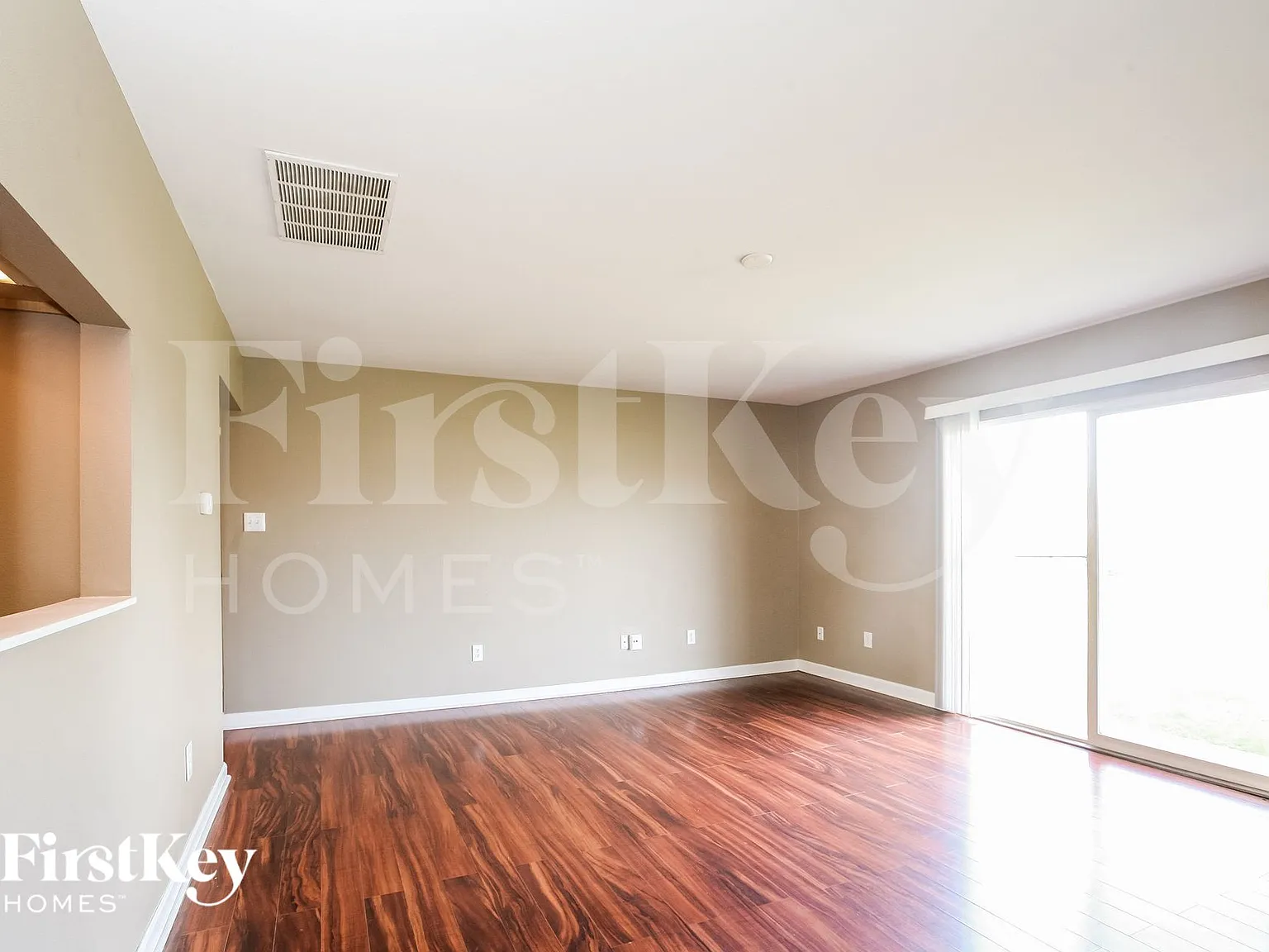 3 bed, 2.0 bath, 1212 sqft, $1,905 — Photo 3