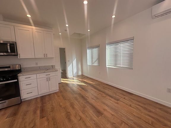 4th image of 17042 Hartland St