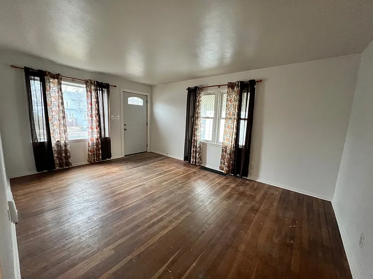 Living room, facing Meadows Pl