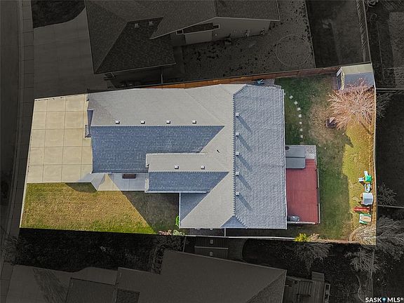 3rd image of 223 Greenfield Cres