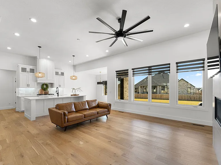 4464 E Lancaster Way — Photo 9