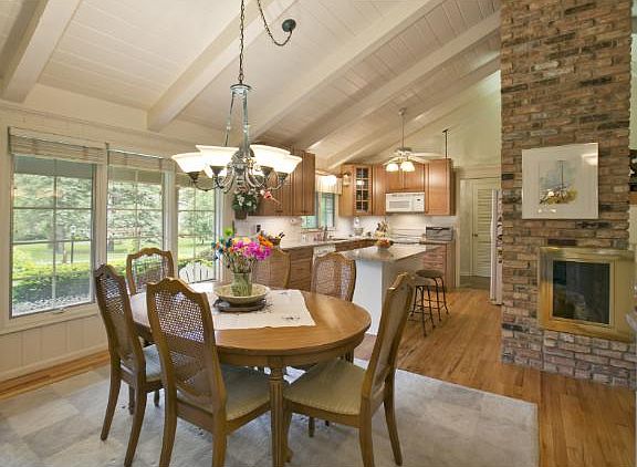 4th image of 325 Narcissus Ln N