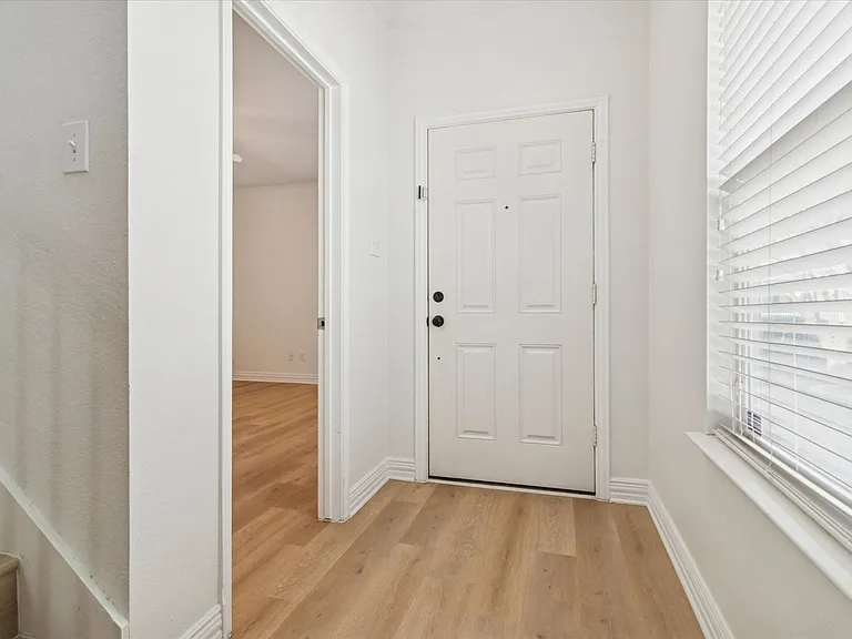 1116 Charleston Ln — Photo 6