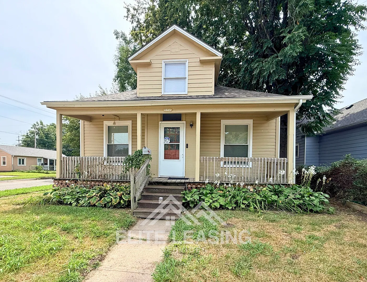 Charming 3-Bedroom Home in the Oakland Neighborhood — Photo 1