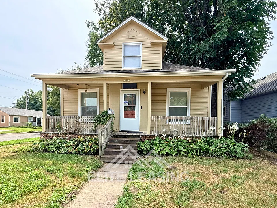 1223 NE Seward Ave